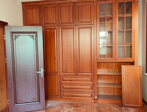 龙泉中式家庭装修里定制的实木衣柜效果图